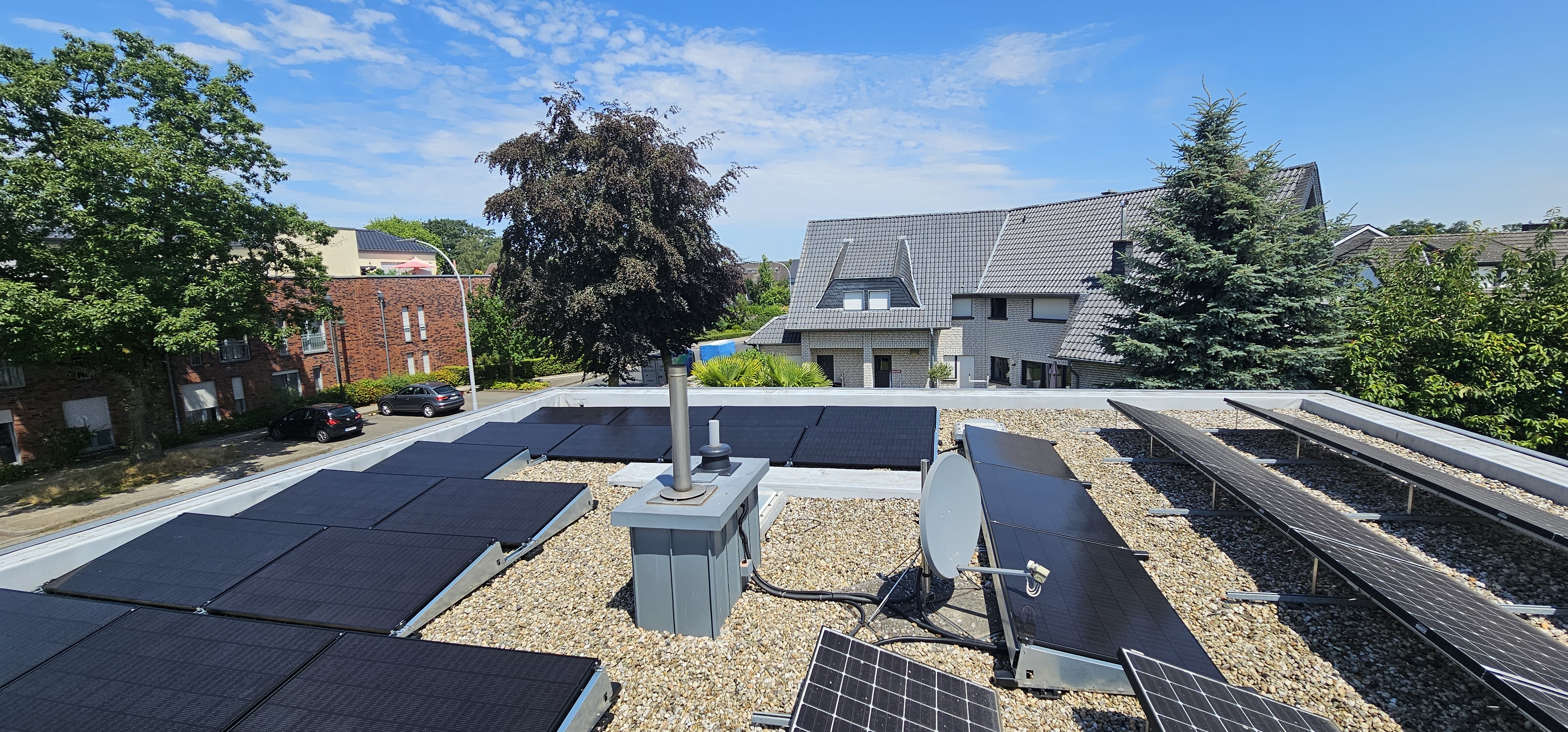 Flachdach mit aufgeständerten PV-Modulen